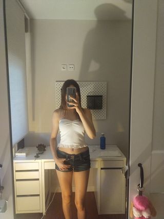 Top blanco con volante Bershka 