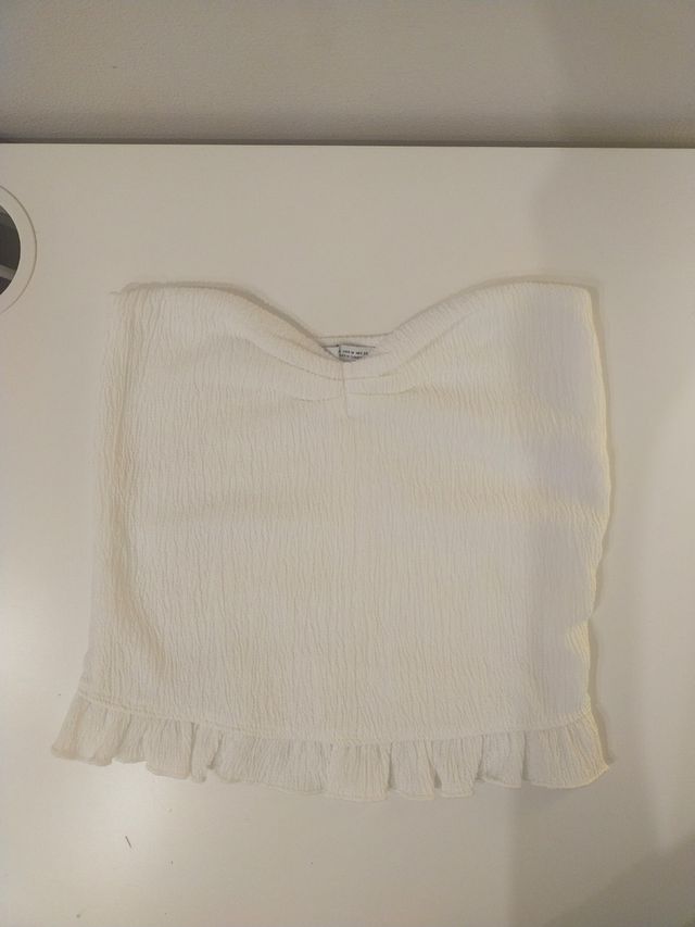 Top blanco con volante Bershka