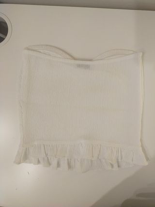 Top blanco con volante Bershka 