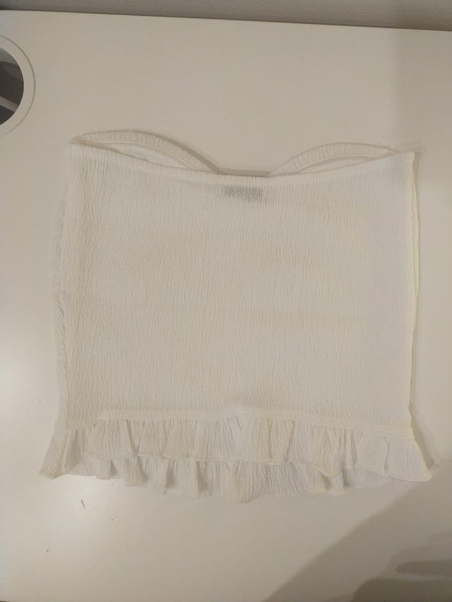 Top blanco con volante Bershka