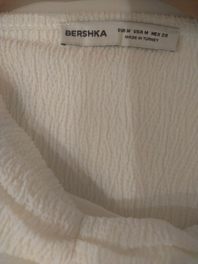 Top blanco con volante Bershka
