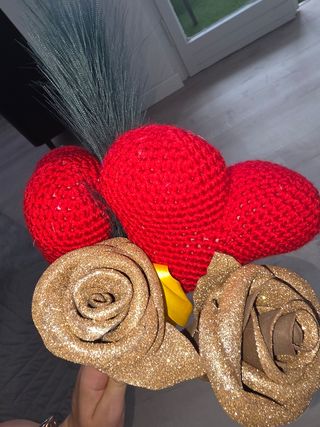 Maestoso bouquet: 2 cuori + 2 rose