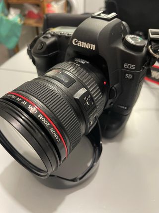 Cámara profesional Canon EOS 5D con objetivo