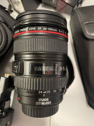 Cámara profesional Canon EOS 5D con objetivo