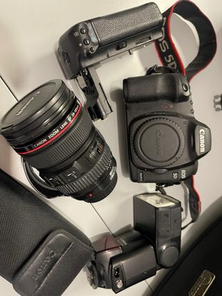 Cámara profesional Canon EOS 5D con objetivo