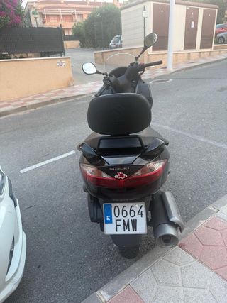 Suzuki Burgman 200 - Scooter