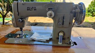 Máquina de coser Alfa Antigua