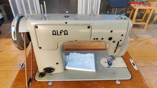 Máquina de coser Alfa Antigua