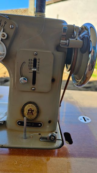 Máquina de coser Alfa Antigua