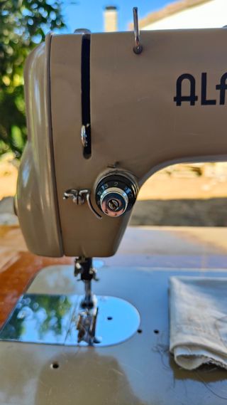 Máquina de coser Alfa Antigua