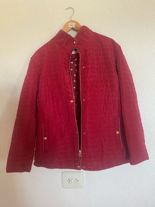 Chaqueta roja acolchada