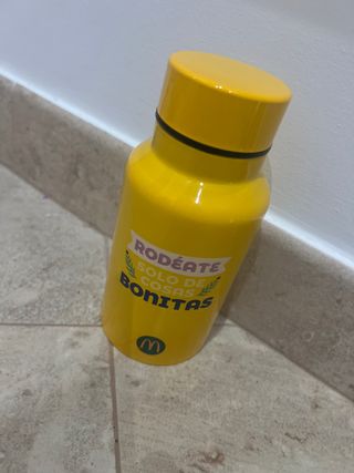 Botella amarilla es muy bonita y sin usar ￼