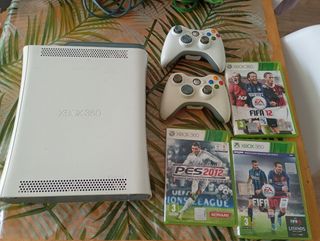 Xbox 360 blanca + 2 mandos + 3 juegos