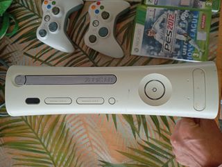 Xbox 360 blanca + 2 mandos + 3 juegos