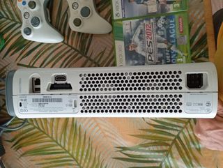 Xbox 360 blanca + 2 mandos + 3 juegos