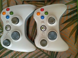 Xbox 360 blanca + 2 mandos + 3 juegos