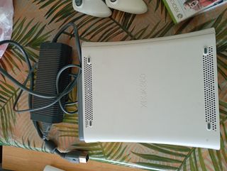 Xbox 360 blanca + 2 mandos + 3 juegos
