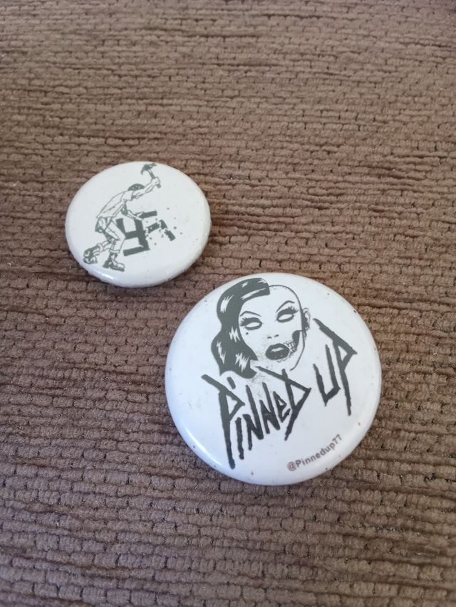 2 Pins: Antifascista y Pinned Up