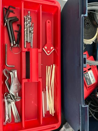 caja con herramientas que se ven en las fotos