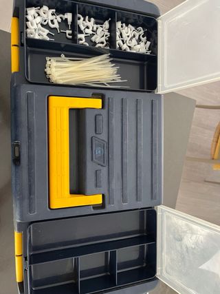 caja con herramientas que se ven en las fotos