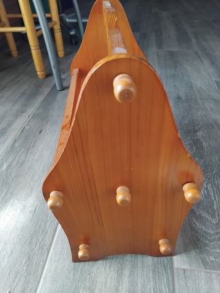 Revistero madera marrón
