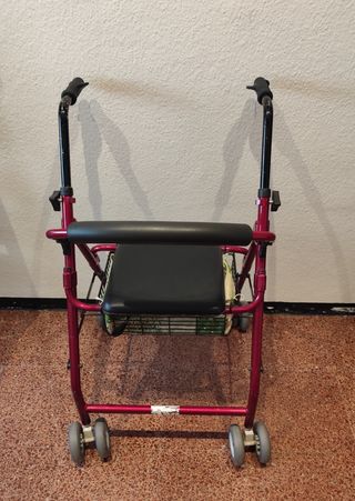 Andador rojo apto para salir a la calle
