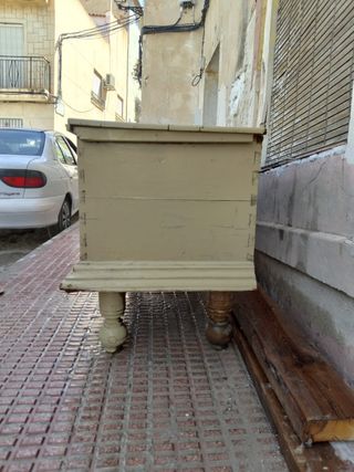 Arca madera beige antigua