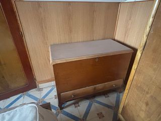 Baúl madera marrón antiguo