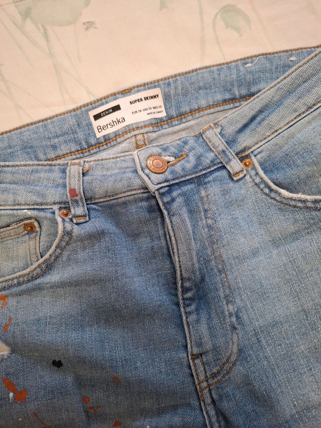 Skinny Jeans Rotos con Pintura