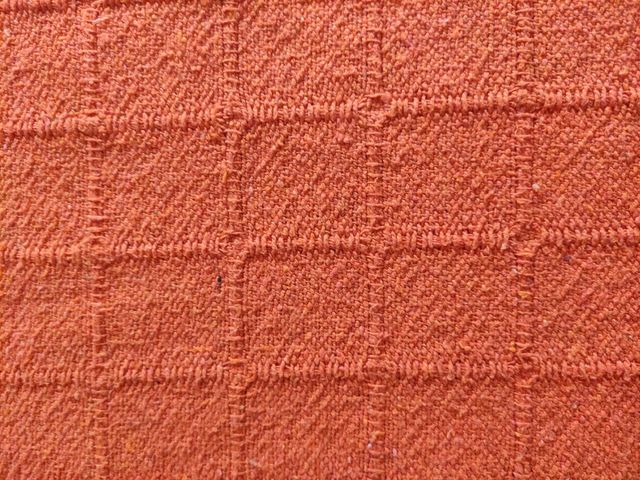 Manta naranja y regalo alfombra y telas