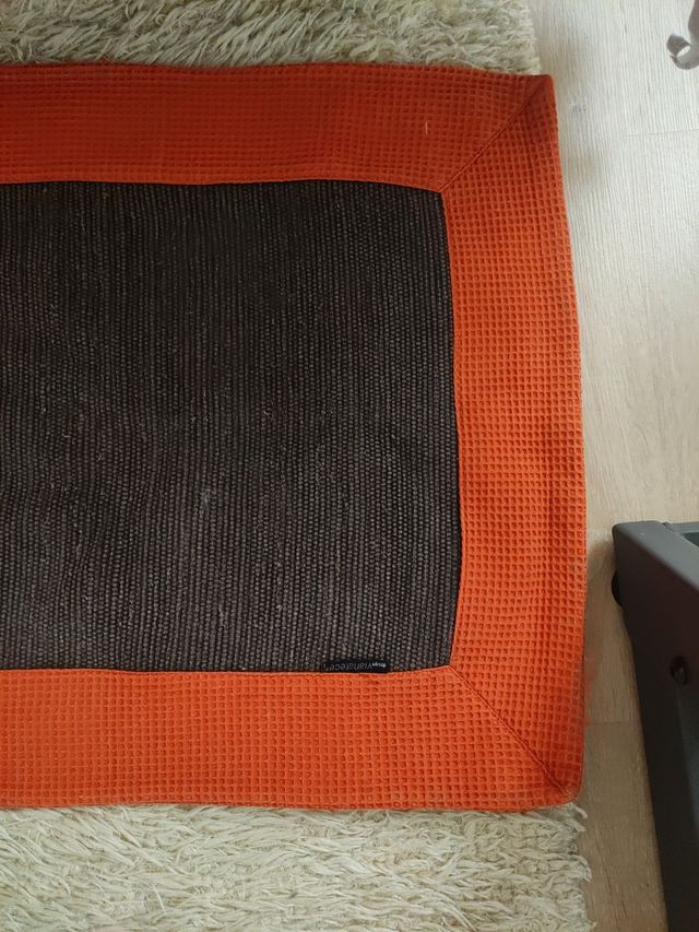 Manta naranja y regalo alfombra y telas