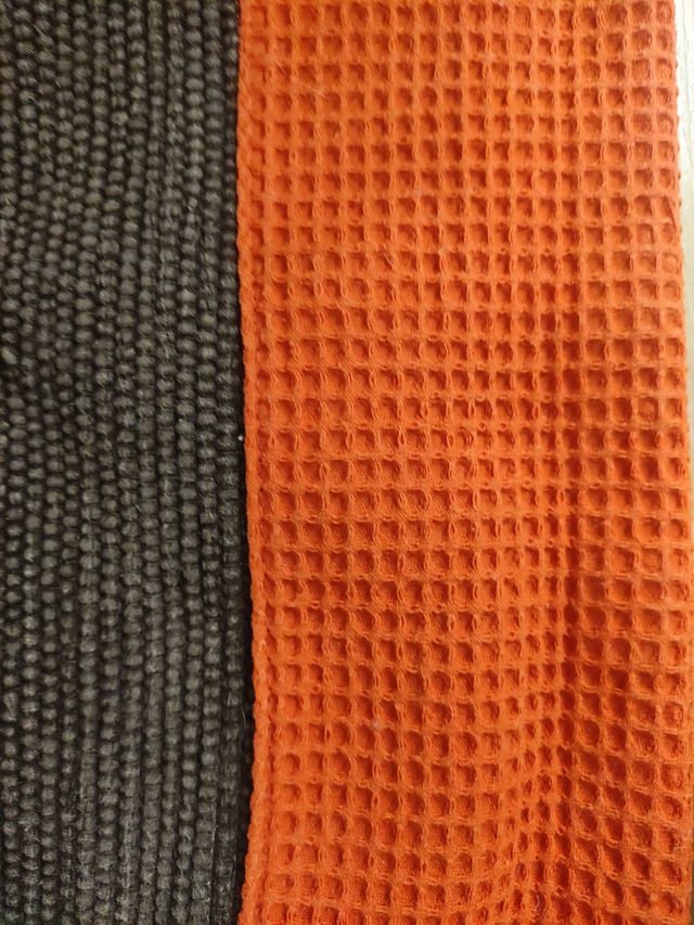 Manta naranja y regalo alfombra y telas