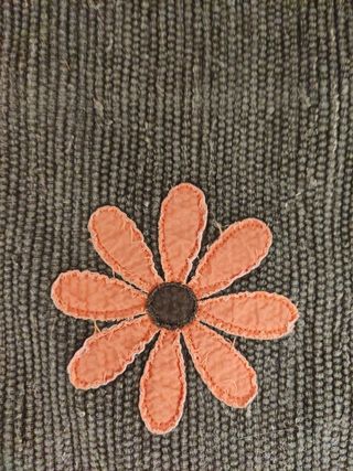 Manta naranja y regalo alfombra y telas