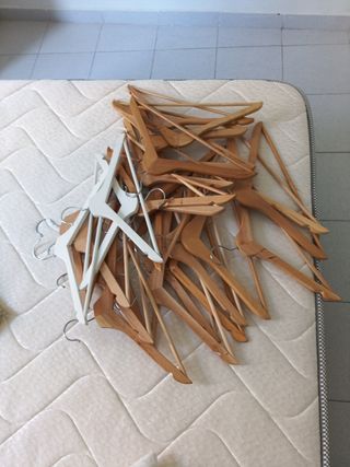 Perchas madera 30uds 