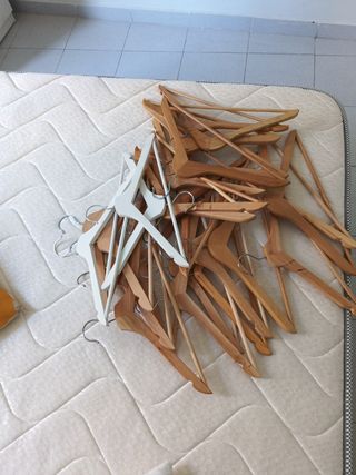 Perchas madera 30uds 