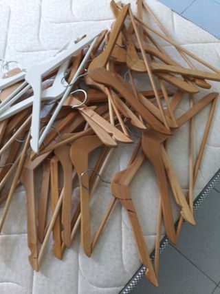 Perchas madera 30uds 