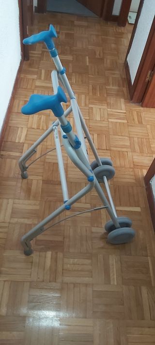 Andador 4 ruedas plegable, apenas uso en casa solo