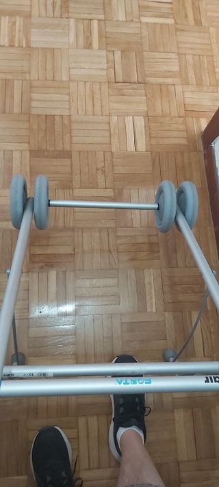 Andador 4 ruedas plegable, apenas uso en casa solo