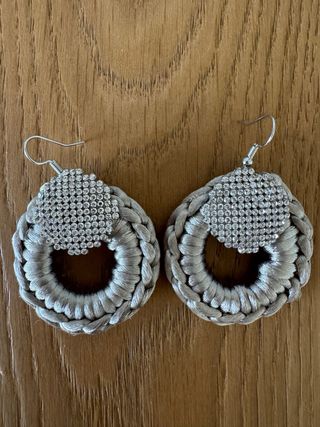 Orecchini crochet beige e cristalli