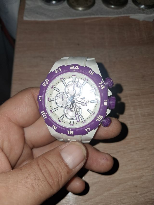 Reloj Lotus blanco y morado
