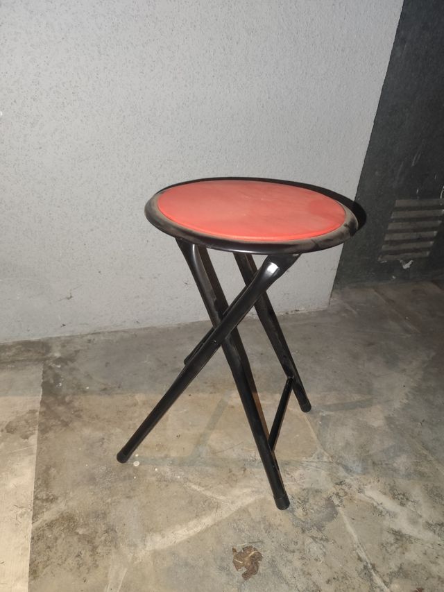 Banqueta plegable roja y negra