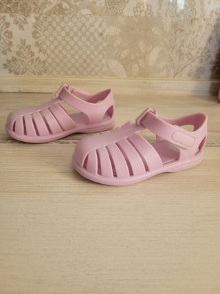 Sandalias cangrejeras respetuosas talla 24.