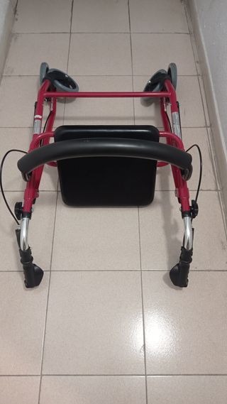 Andador con asiento.