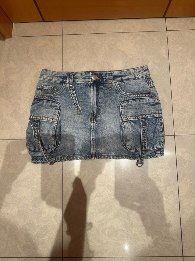 Minifalda vaquera cargo Bershka azul