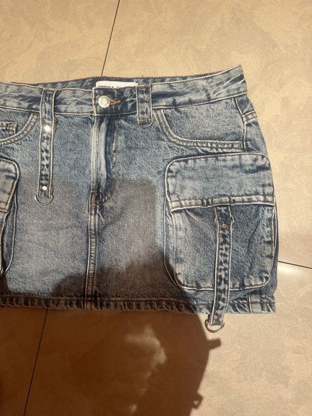 Minifalda vaquera cargo Bershka azul
