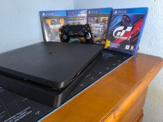 PS4 (PlayStation 4) + 4 juegos