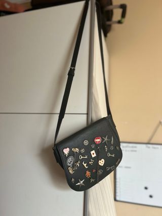 Bolso Stradivarius negro con pins