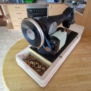 Máquina coser Alfa antigua . Ideal para coleccio.