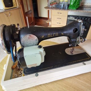 Máquina coser Alfa antigua . Ideal para coleccio.