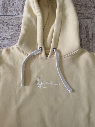 Sudadera amarilla básica